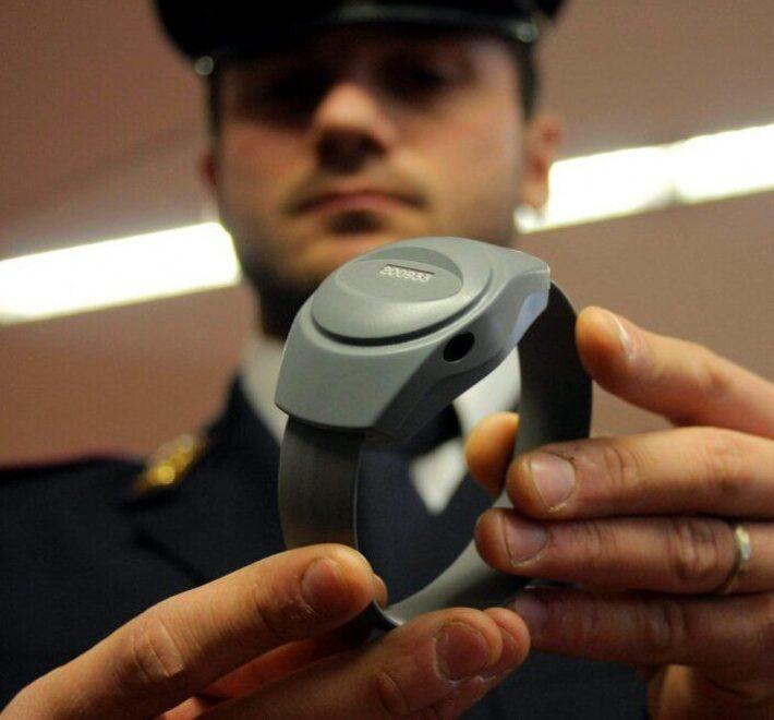 Ferrara, divieto di avvicinamento e braccialetto per lo stalker