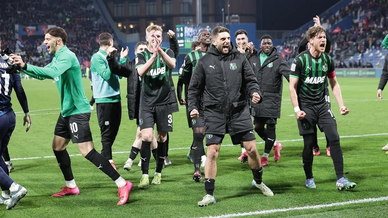 L'esultanza di Berardi e dei neroverdi dopo la vittoria con il Pisa