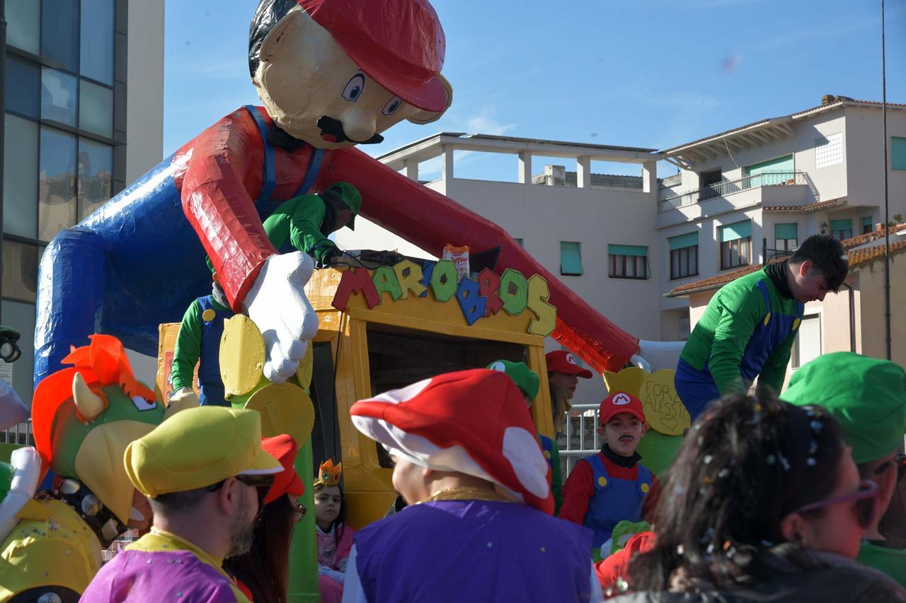 Olbia, in migliaia per la sfilata di Carnevale: premiato il carro più bello