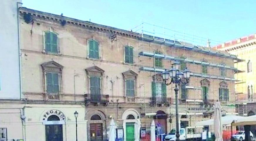 Cartello “vendesi” in piazza d’Italia, l’Ufficio tutela del paesaggio dice no