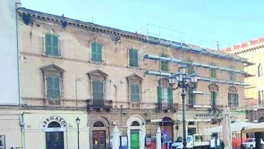 Cartello “vendesi” in piazza d’Italia, l’Ufficio tutela del paesaggio dice no