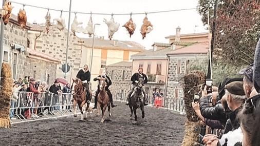 Su Puddu con le galline uccise, il sindaco attacca gli animalisti e difende la tradizione