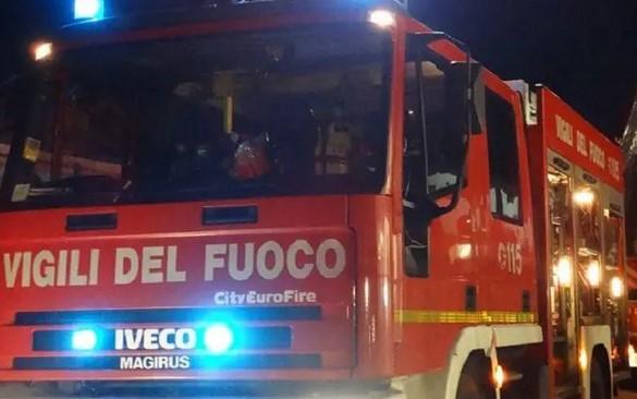 Prato, incendio al negozio “Il giardino delle fate”: chiusa la strada