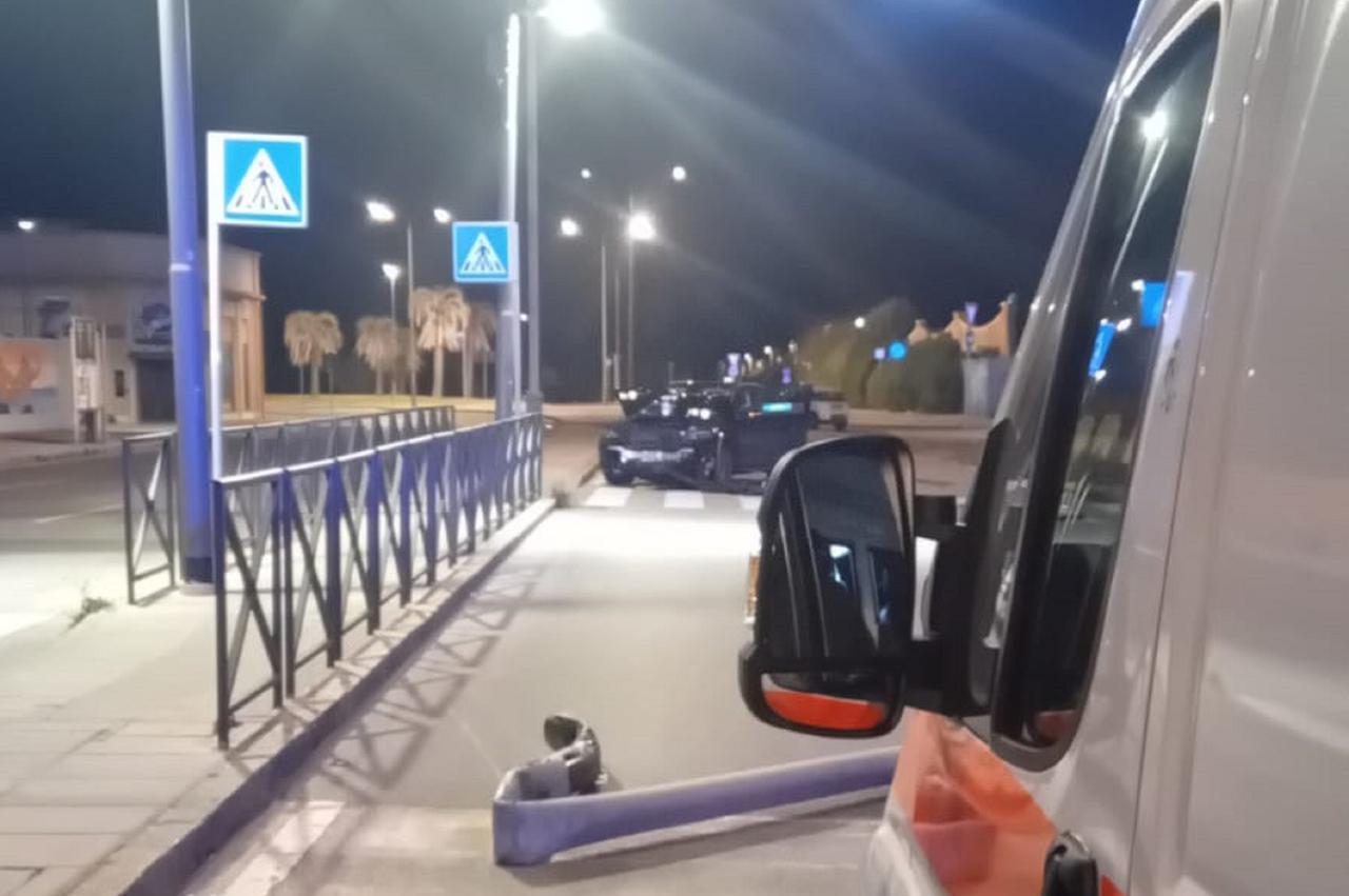 
	Sullo sfondo l'auto e il palo del lampione abbattuto

