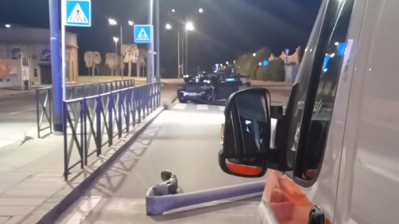 Sullo sfondo l'auto e il palo del lampione abbattuto