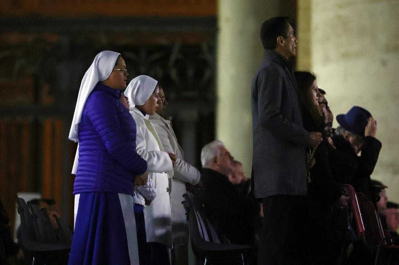 
	Fedeli in preghiera per il Papa

