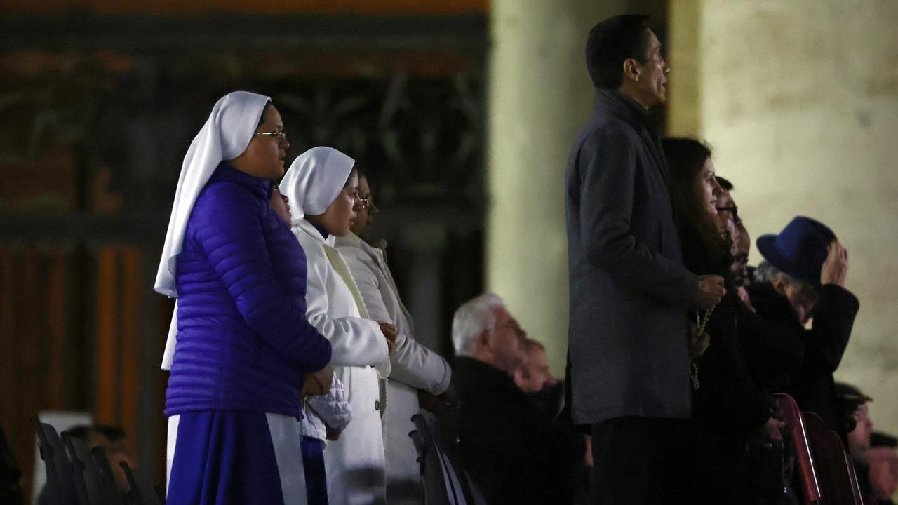 Fedeli in preghiera per il Papa