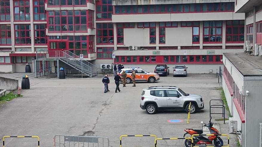 La scuola dove il ragazzo è caduto dalla finestra