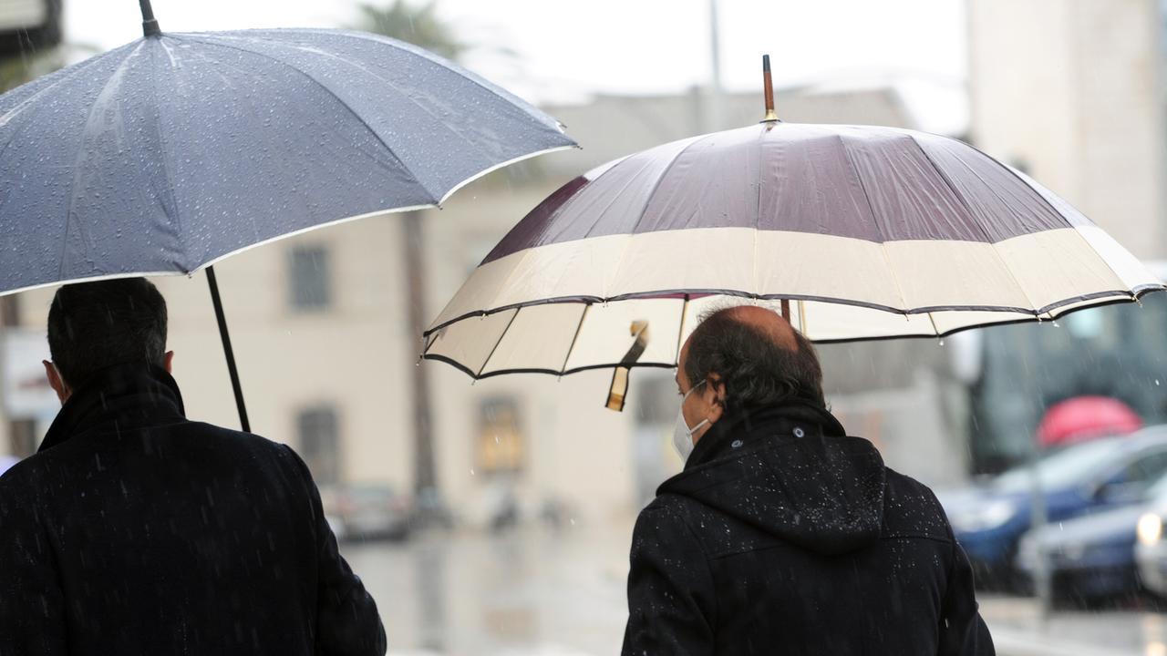 Fuori gli ombrelli, arriva la pioggia: le previsioni per i prossimi giorni – LA MAPPA