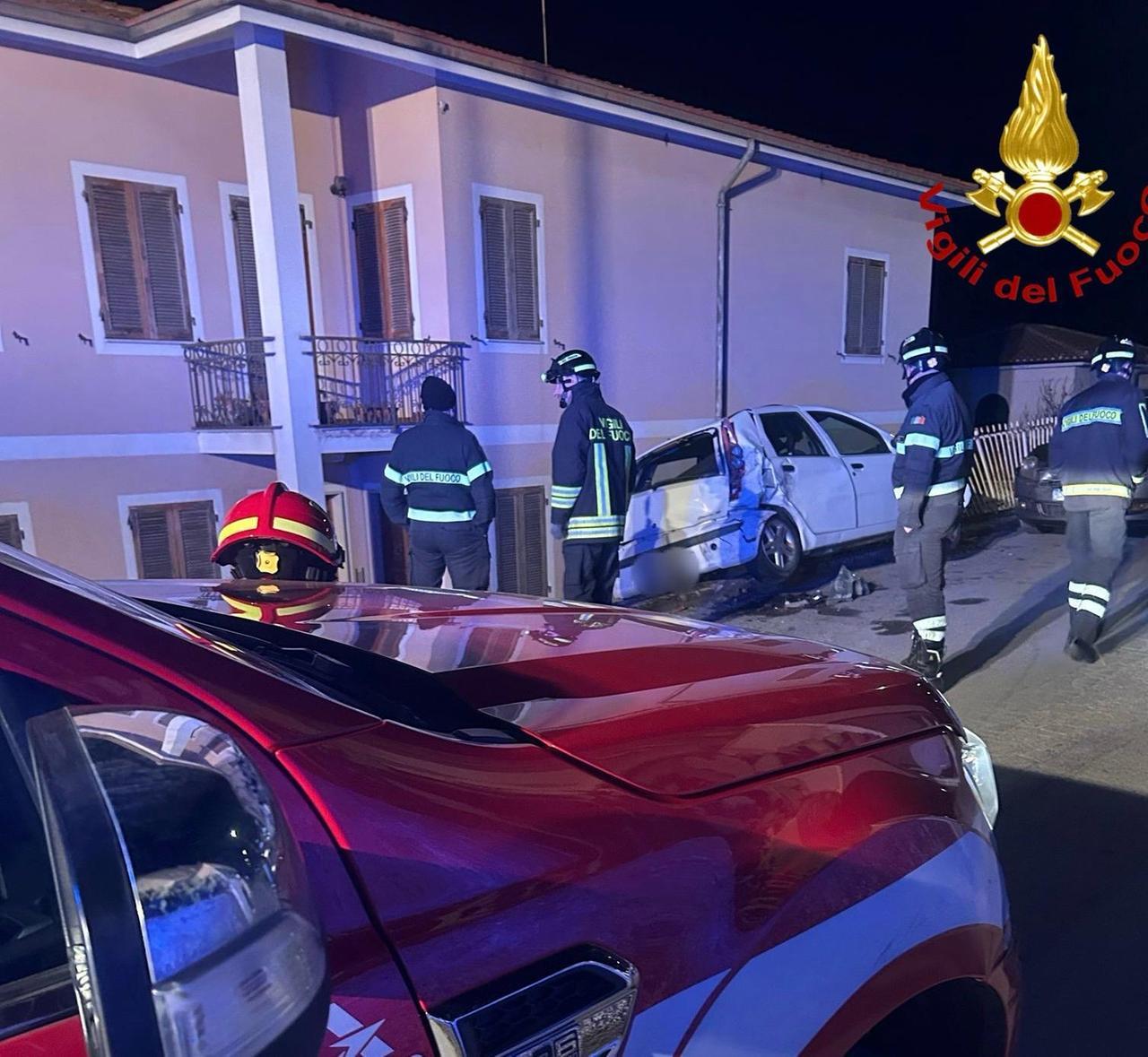 Con l’auto abbatte ringhiera di 15 metri e travolge due macchine parcheggiate