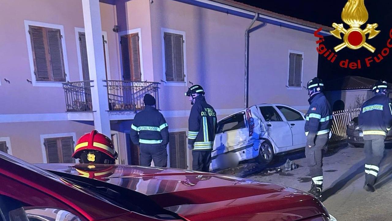 Con l’auto abbatte ringhiera di 15 metri e travolge due macchine parcheggiate