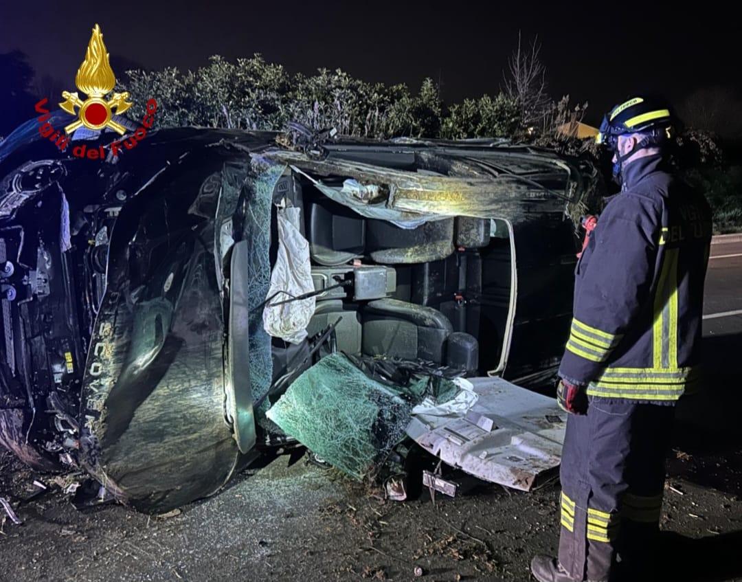 Esce di strada con l’auto e rimane incastrata: grave una donna