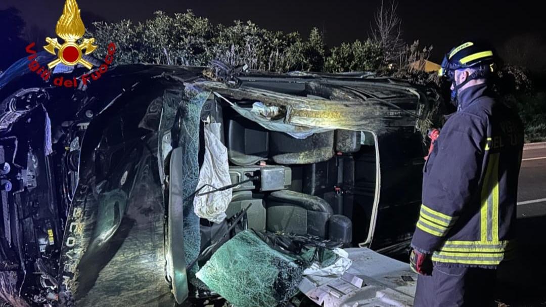 Esce di strada con l’auto e rimane incastrata: grave una donna