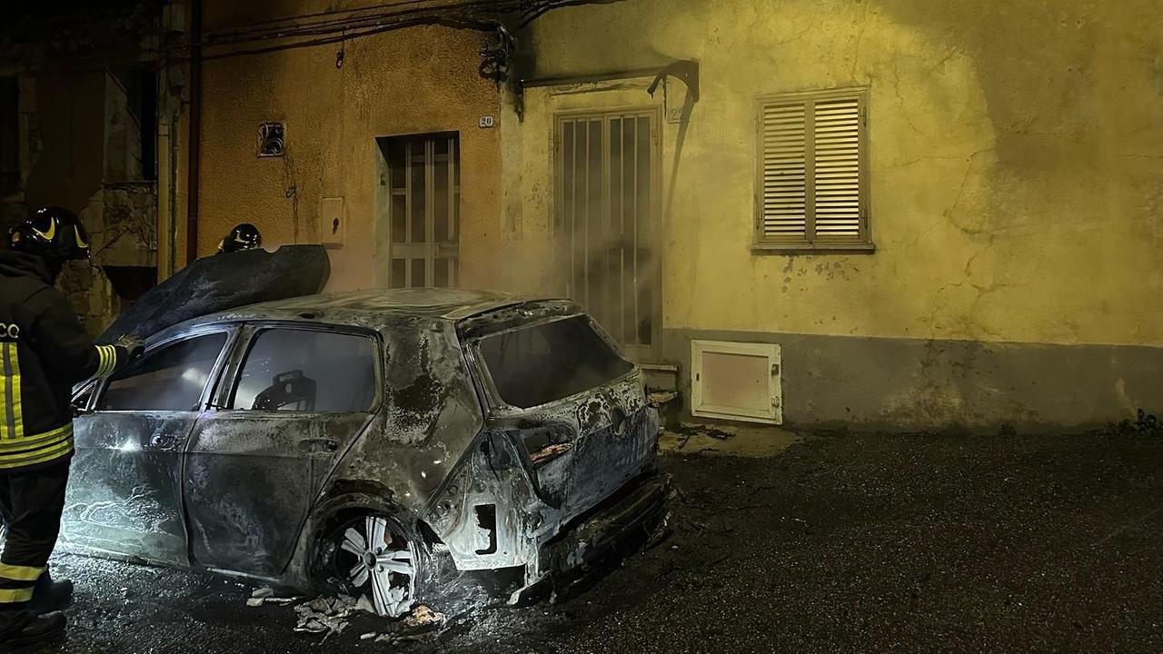 Auto in fiamme al centro di Bonorva: possibile origine dolosa