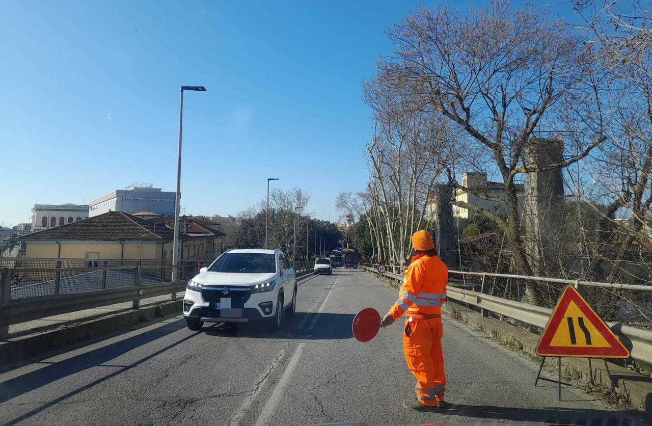 
	La coda sul cavalcavia di via degli Acquedotti

