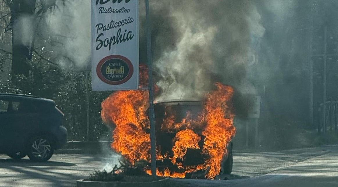 
	L'auto in fiamme (foto Hassan Zaman Tarar)

