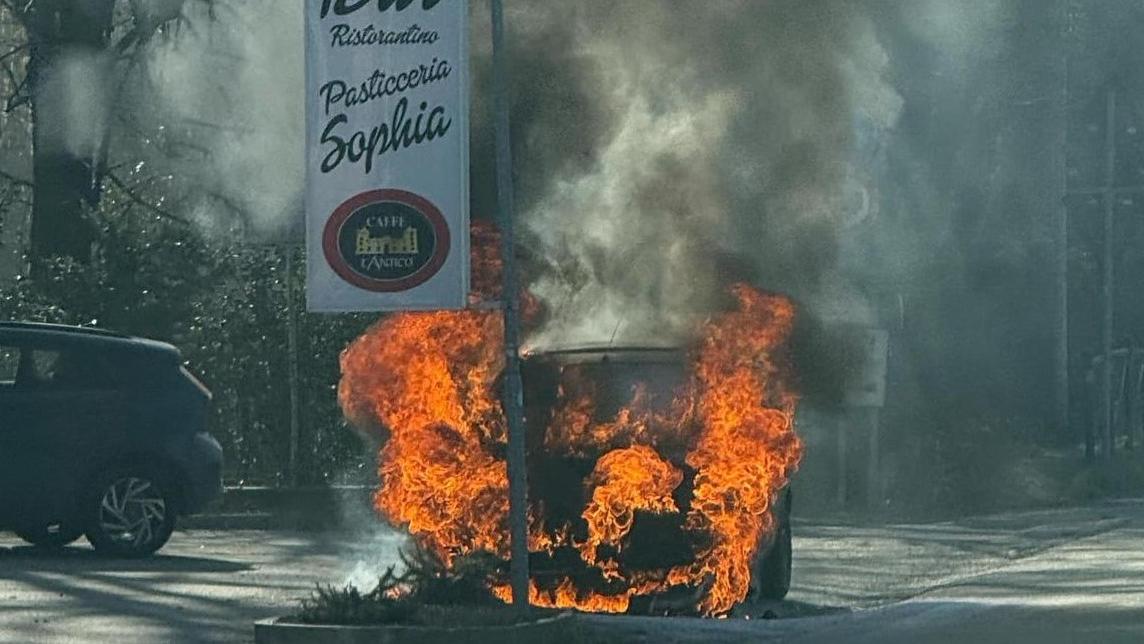 L'auto in fiamme (foto Hassan Zaman Tarar)