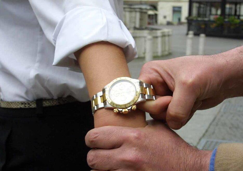 Montecarlo, strappa Rolex da 25mila euro: a processo per rapina e lesioni