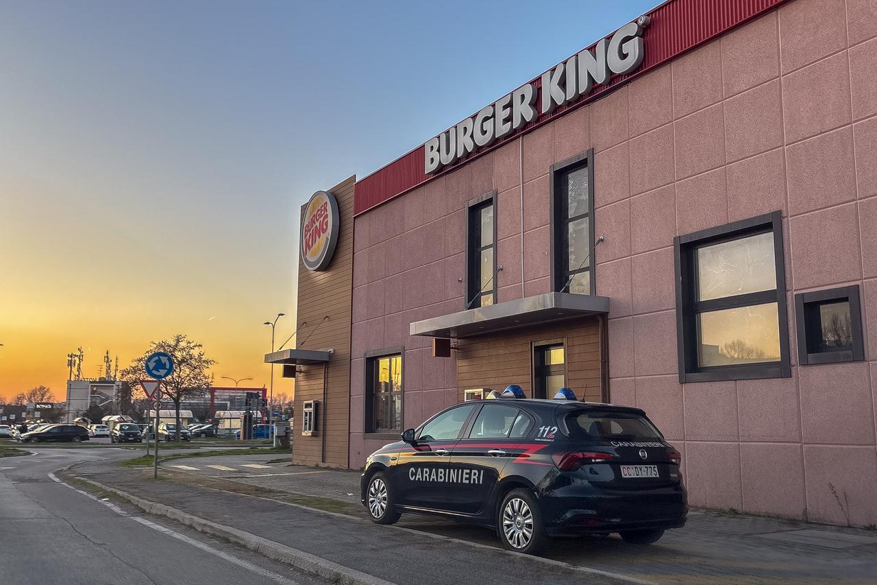 Ferrara, da Burger King con soldi falsi: scatta l’allarme