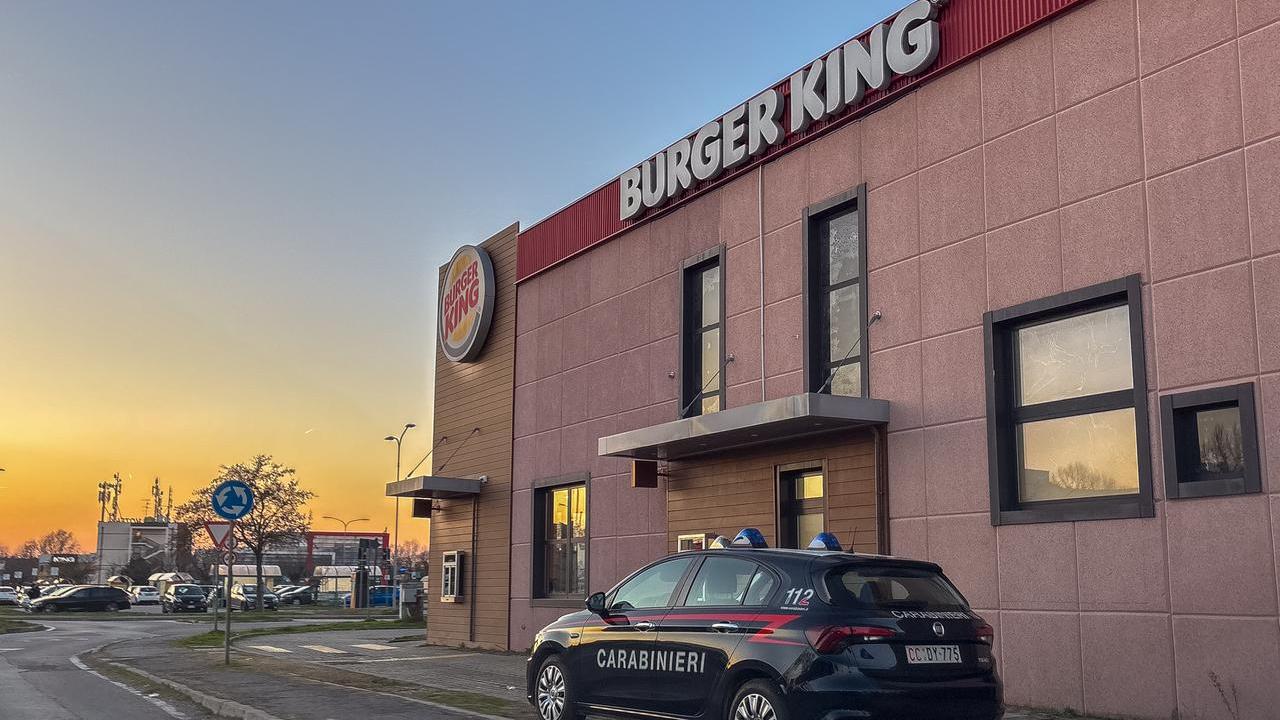 Ferrara, da Burger King con soldi falsi: scatta l’allarme