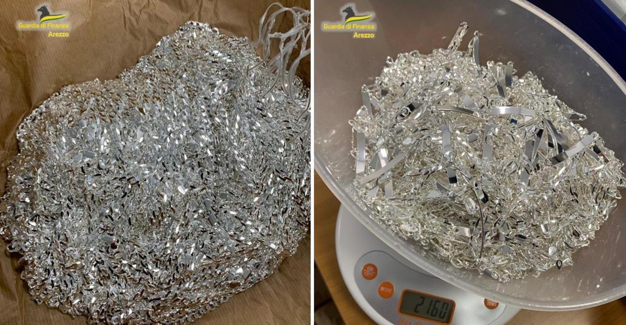 
	Parte dell'argento sequestrato (foto Gdf Arezzo)

