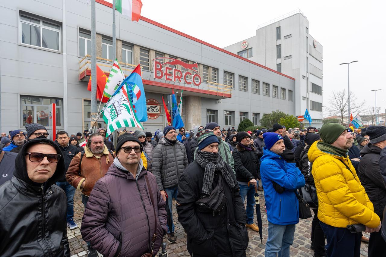 Dipendenti entrano alla Berco, presidio sindacale forzato a Copparo