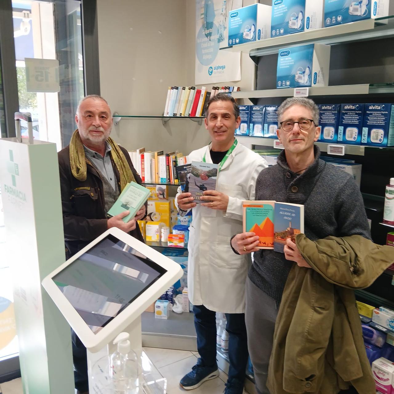 In farmacia c’è l’angolo del libro: l’attesa ora si inganna leggendo