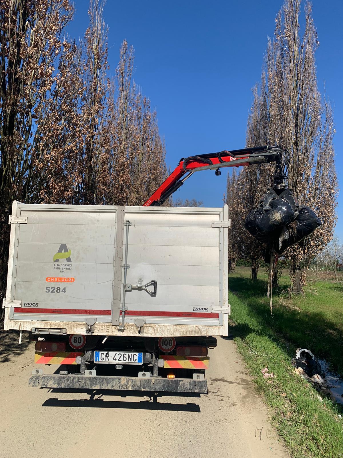 Prato, in due mesi Alia ha tolto 160 tonnellate di sacchi neri dai fossi