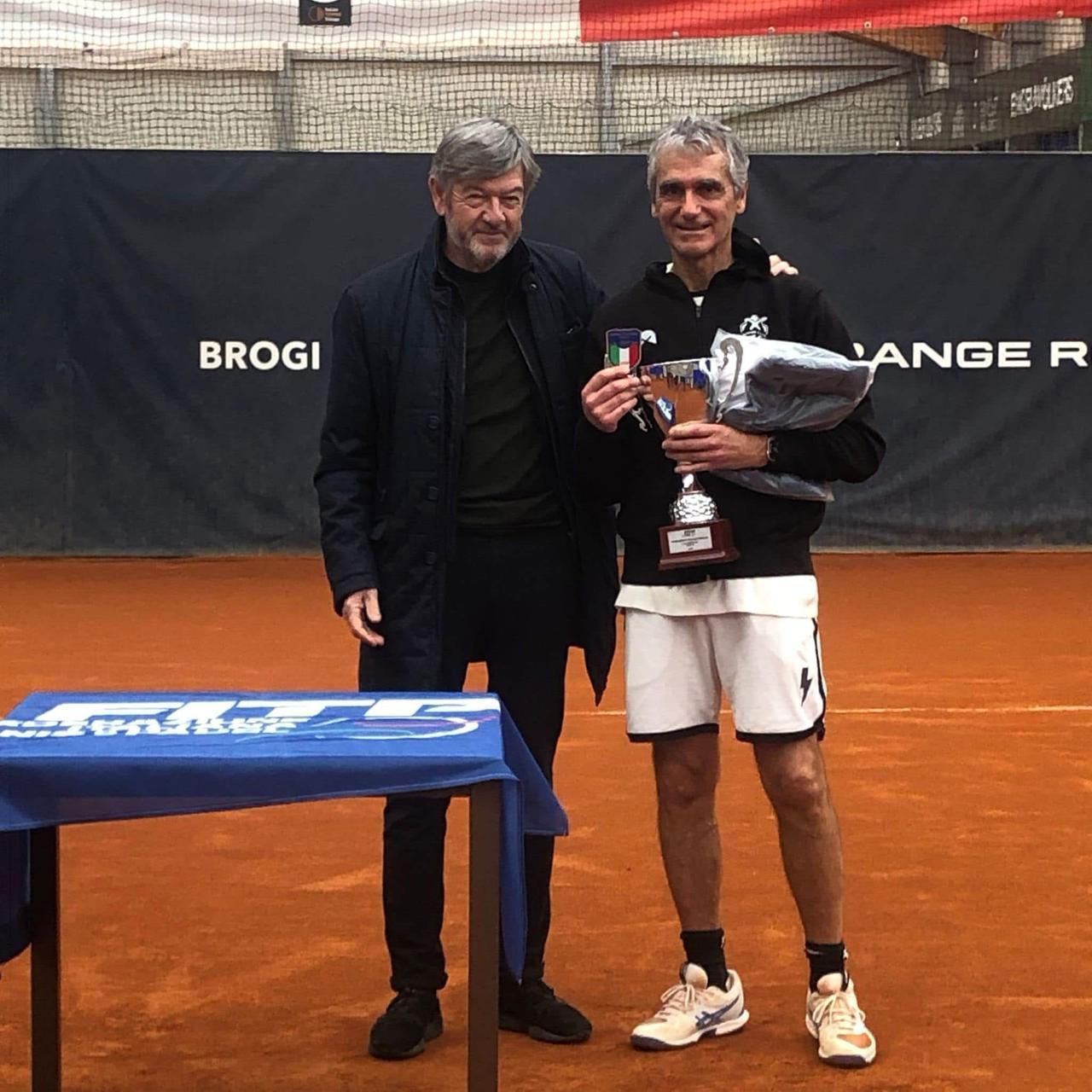 Tennis, il campione italiano over 65 è un dentista massese: «Una sfida vinta contro il tempo»