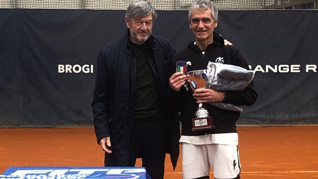 Tennis, il campione italiano over 65 è un dentista massese: «Una sfida vinta contro il tempo»