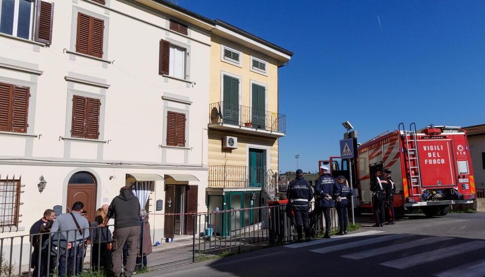 I vigili del fuoco di fronte all'abitazione (foto Nucci)