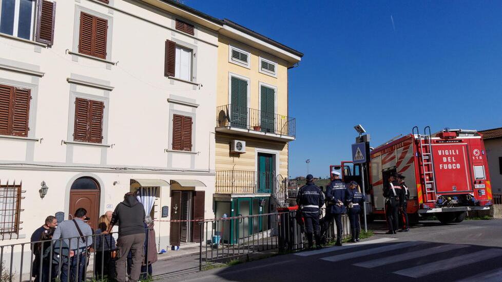 I vigili del fuoco di fronte all'abitazione (foto Nucci)