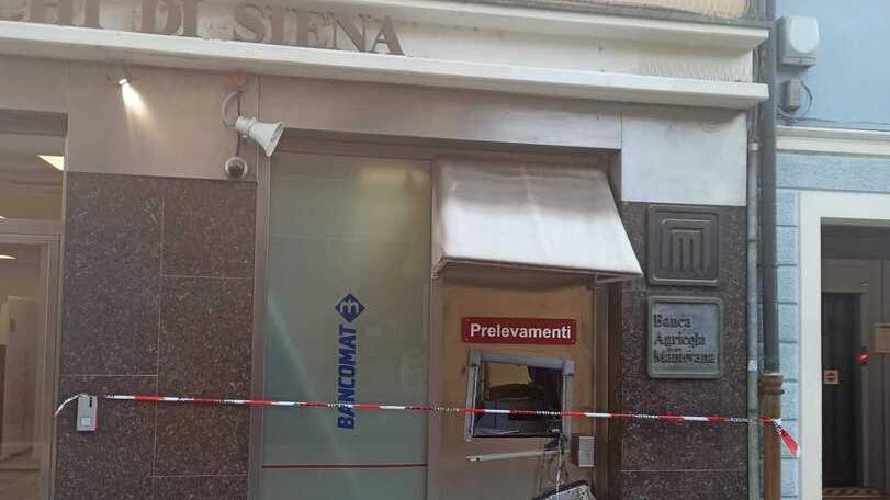 Il bancomat fatto esplodere nella notte