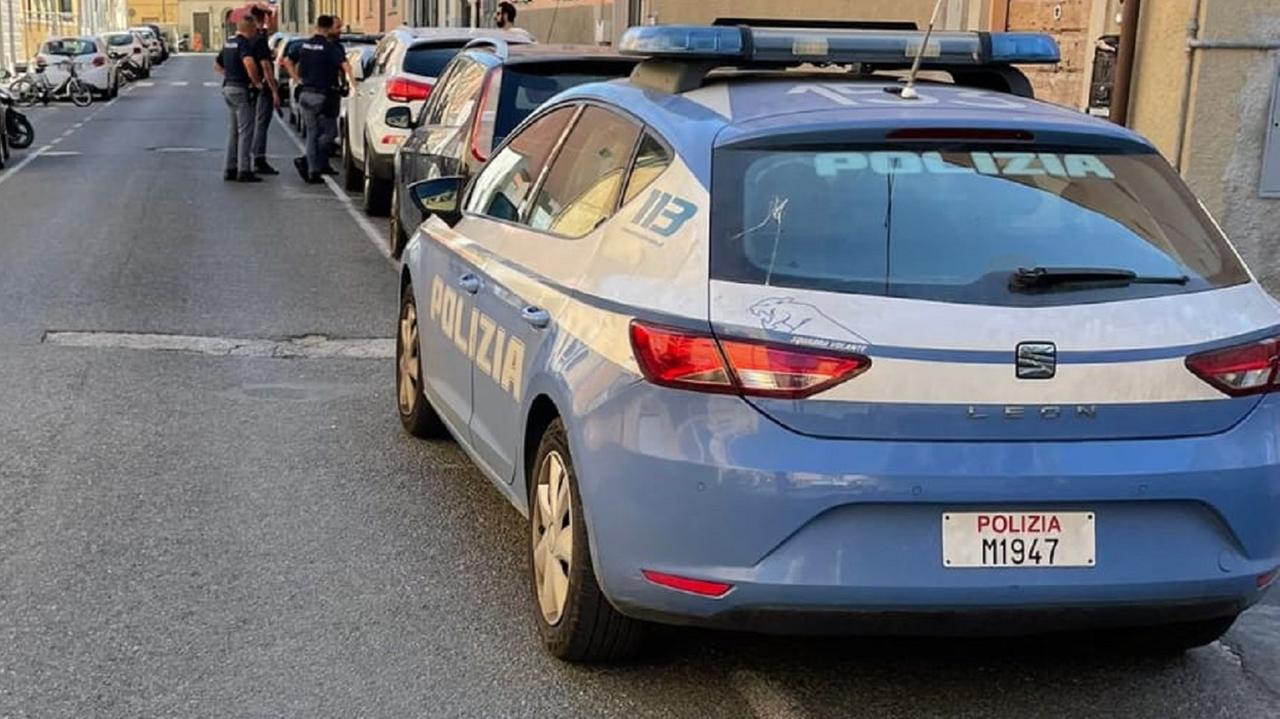 Una volante della polizia di Stato (foto d'archivio)