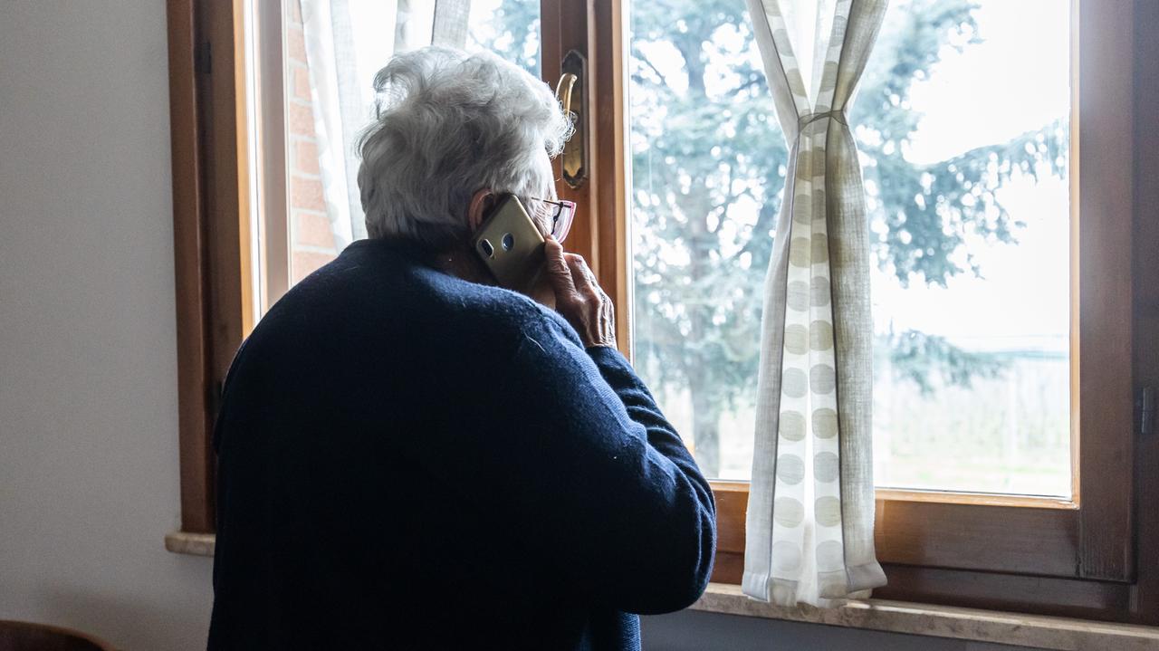 Un'anziana al telefono bersaglio di una truffa (foto d'archivio)