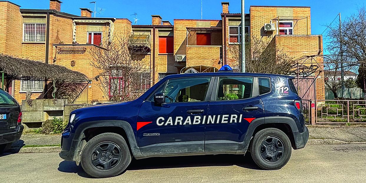Ferrara, trova due pistole nella casa nuova e chiama i carabinieri