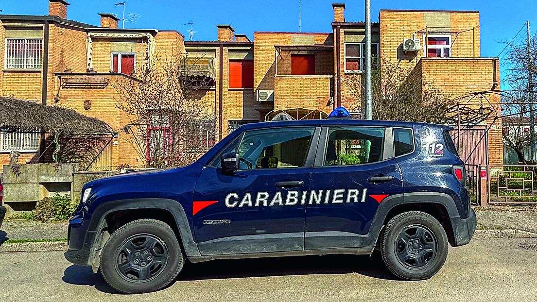 Ferrara, trova due pistole nella casa nuova e chiama i carabinieri