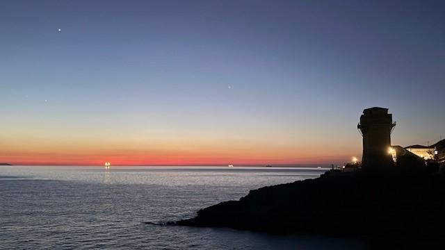 Livorno e la Torre di Calafuria che si fonde col tramonto. Grazie a Silvia Galinschi
