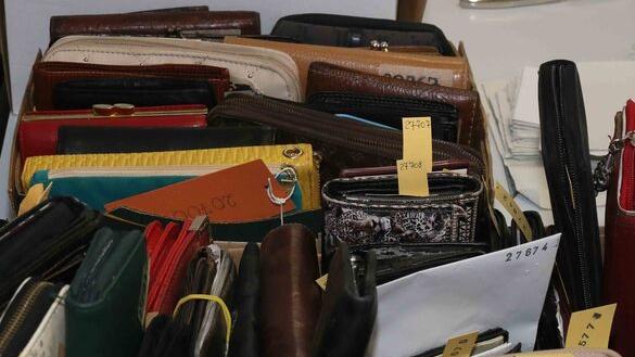 Monopattini, scarpe da tennis, patenti e una targa bulgara: al Comune di Livorno viaggio tra gli 828 oggetti smarriti<br type="_moz" />