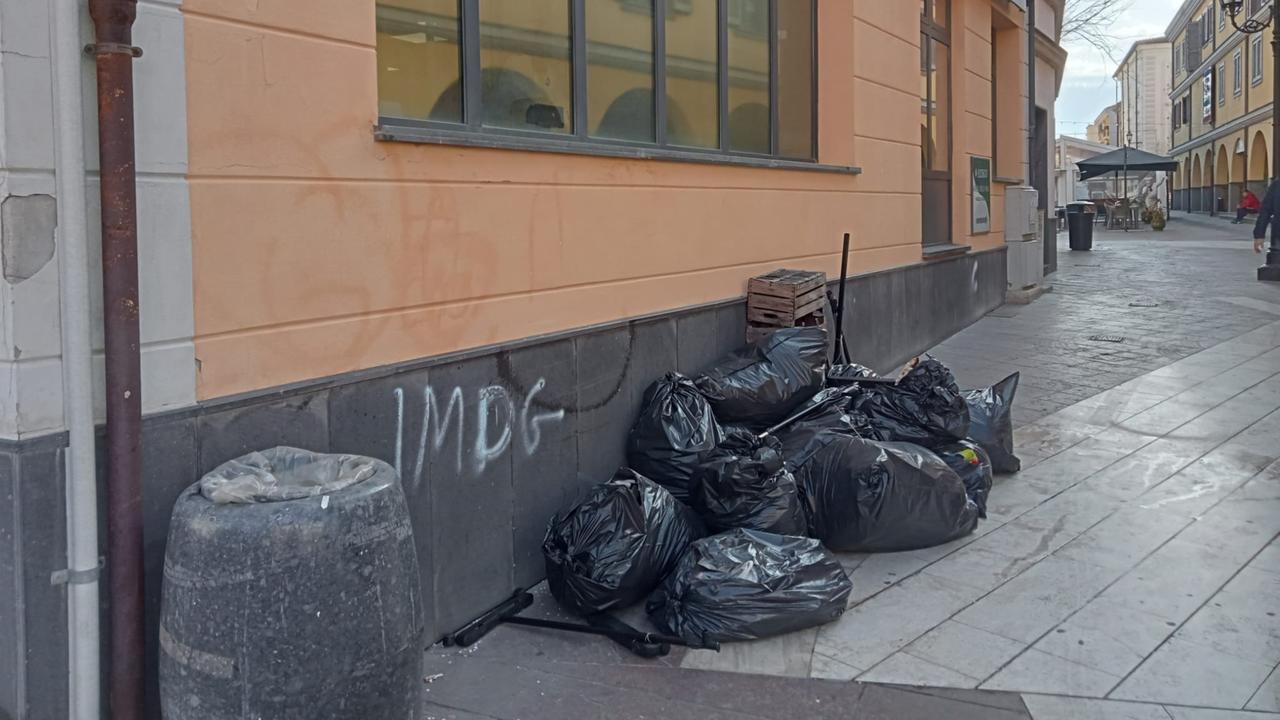 Buste dei rifiuti abbandonate in pieno centro a Porto Torres