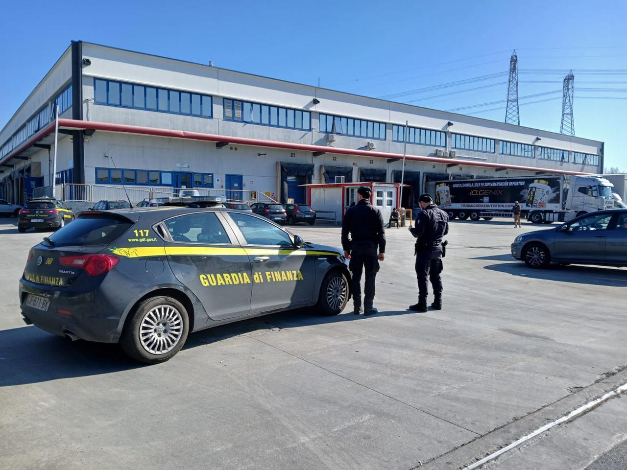 
	La Finanza davanti alla sede della Acca di Seano, in via Copernico

