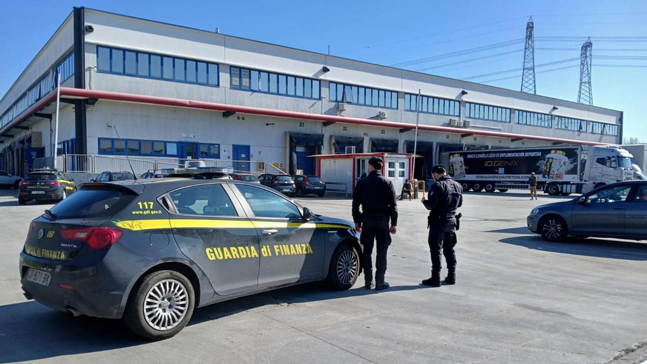 La Finanza davanti alla sede della Acca di Seano, in via Copernico