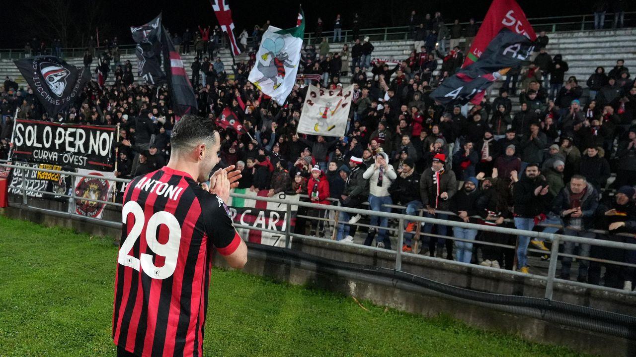 I tifosi della Lucchese incrociano le dita (Foto Nucci)