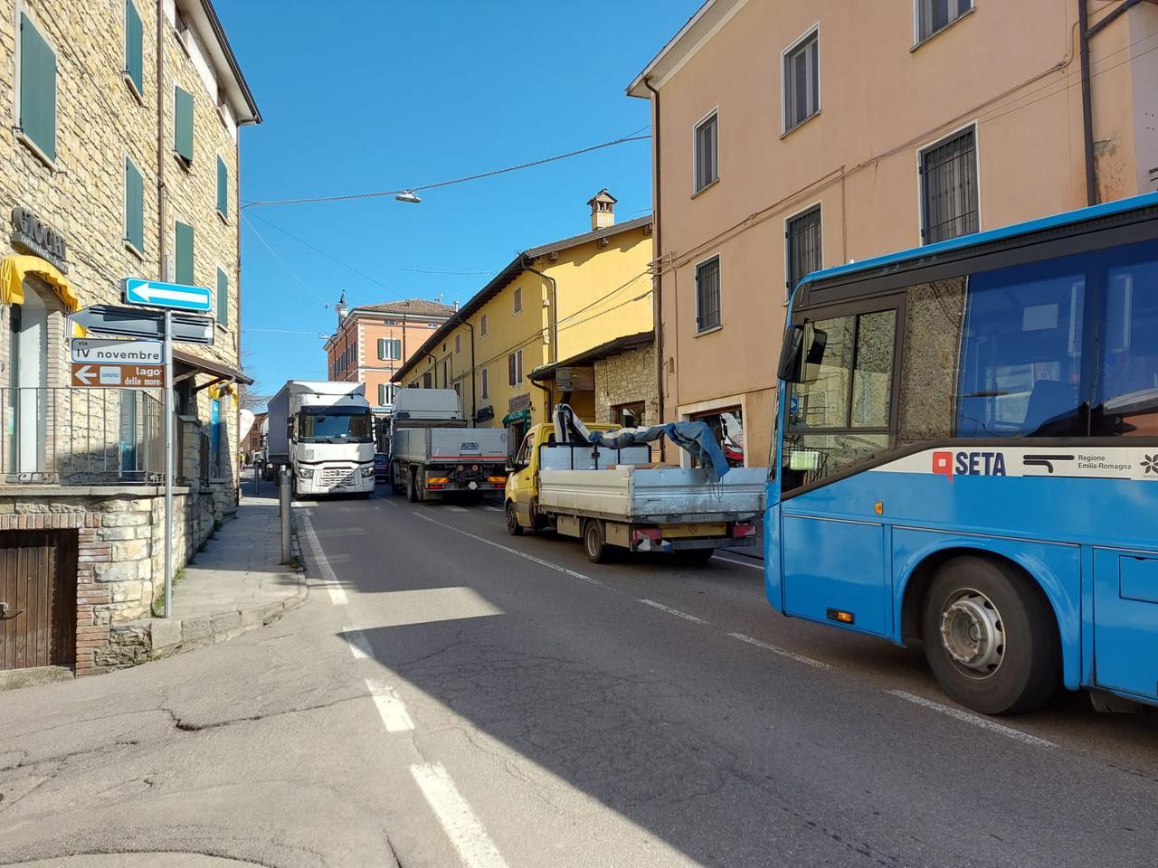 
	Il traffico in centro a Serramazzoni

