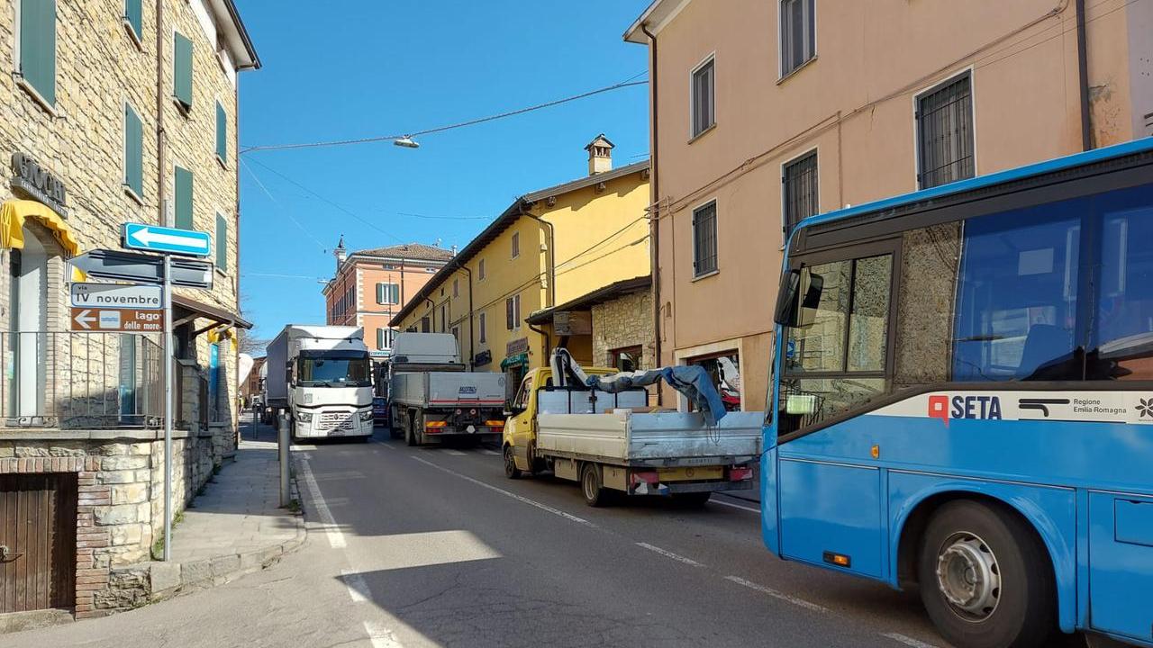 Il traffico in centro a Serramazzoni