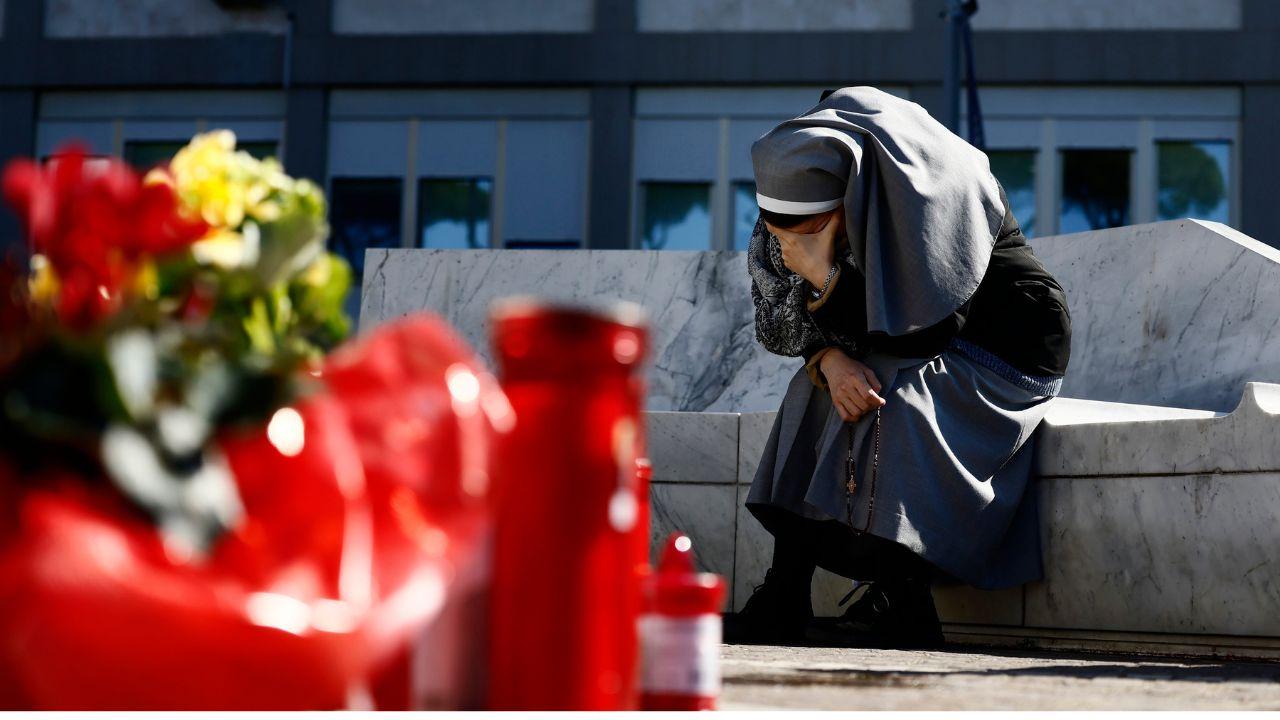 
	Preghiera all'esterno del policlinico Gemelli&nbsp;


