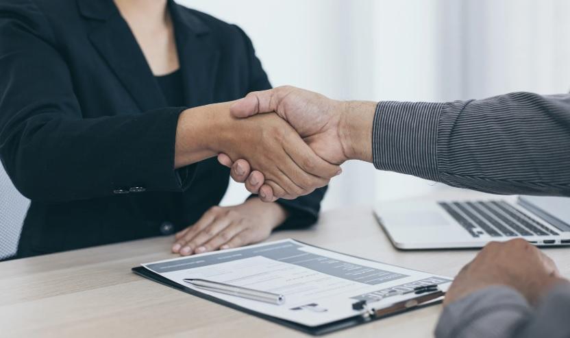 Colloqui di lavoro online e di persona, come vestirsi e cosa non fare: i consigli