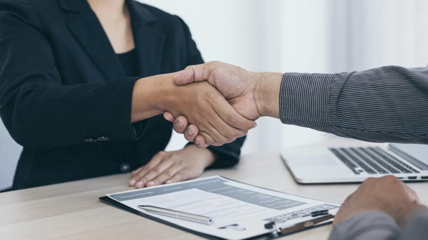 Colloqui di lavoro online e di persona, come vestirsi e cosa non fare: i consigli