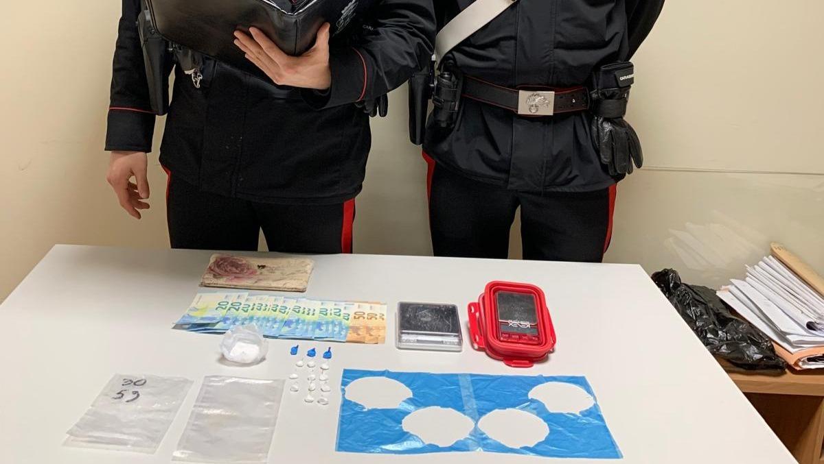 Sorpreso a spacciare, in casa aveva 60 dosi di cocaina