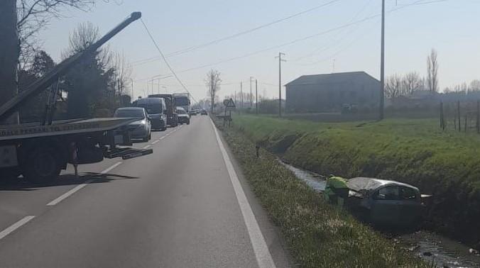 
	La rimozione dell'auto dal fosso

